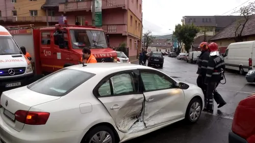 Un şofer urmărit de poliţie a provocat un accident cu trei victime în Cluj