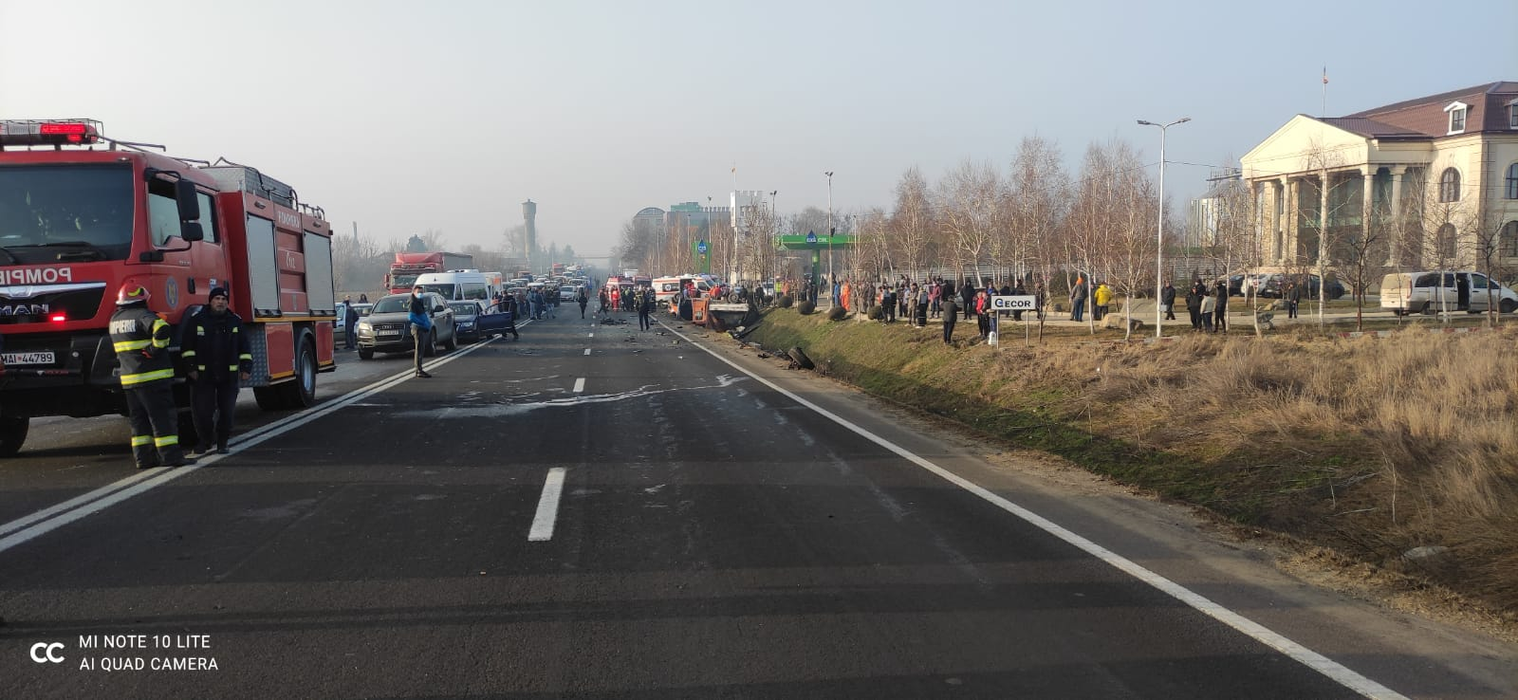 Accident grav pe DN5. Planul roșu de intervenție a fost activat. Un bărbat a murit pe loc, iar alte șapte persoane sunt rănite