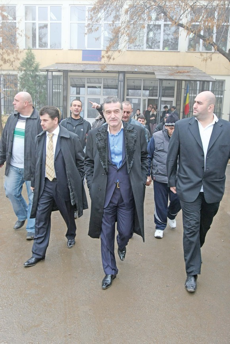Imagini de cascadorii râsului cu faimosul Fane! Bodyguardul lui Gigi Becali s-a ”infiltrat” printre…
