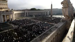 Ce a apărut pe cer înainte de înmormântarea Papei Francisc. Toți cei prezenți și-au îndreptat privirile uimite în sus