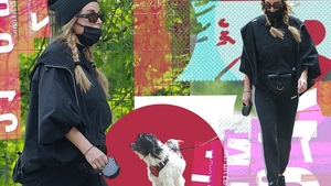 Tania Budi și-a plimbat câinele în „stil ninja”.  S-a camuflat cu mască, ochelari, căciulă și...