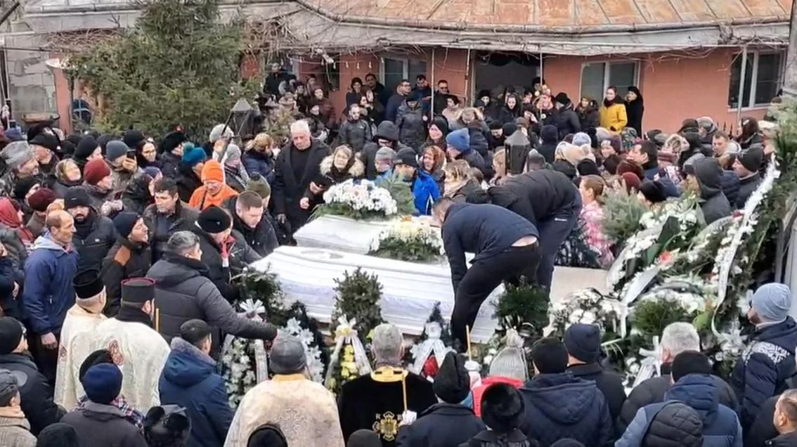 Imagini sfâșietoare! Constantin și Teodora au fost înmormântați împreună, iar micuța Sofia între ei