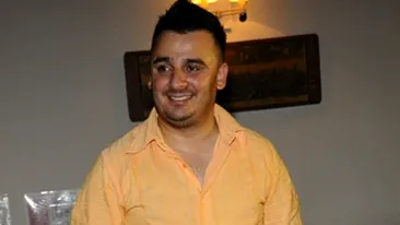 I-a cantat La multi ani lui Cornel Pasat pe vocea lui Elvis Presley.  Liviu Mititelu a dat-o pe rock