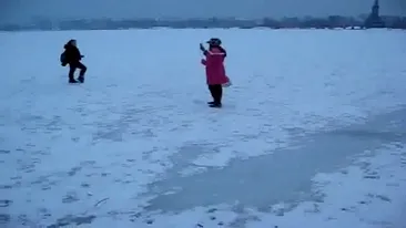 Copiii isi risca viata pe un lac din Constanta