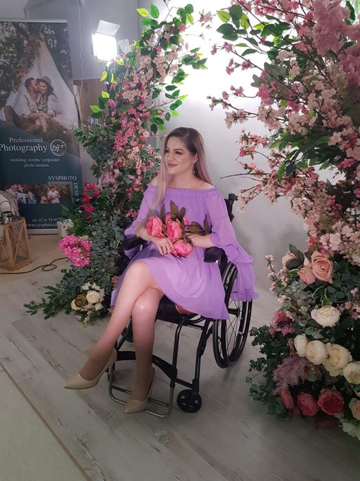 Imobilizată în scaunul cu rotile după accident, Andreea Lichi are nevoie de ajutorul nostru: “Încă sper că voi păși din nou. Vă rog să fiți alături de mine”. Poți deveni ușor îngerul păzitor al autoarei