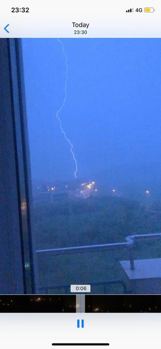 Fenomen meteo cutremurător în Iași filmat azi-noapte, la ora 23:31. Imagini surprinse la interval de câteva secunde
