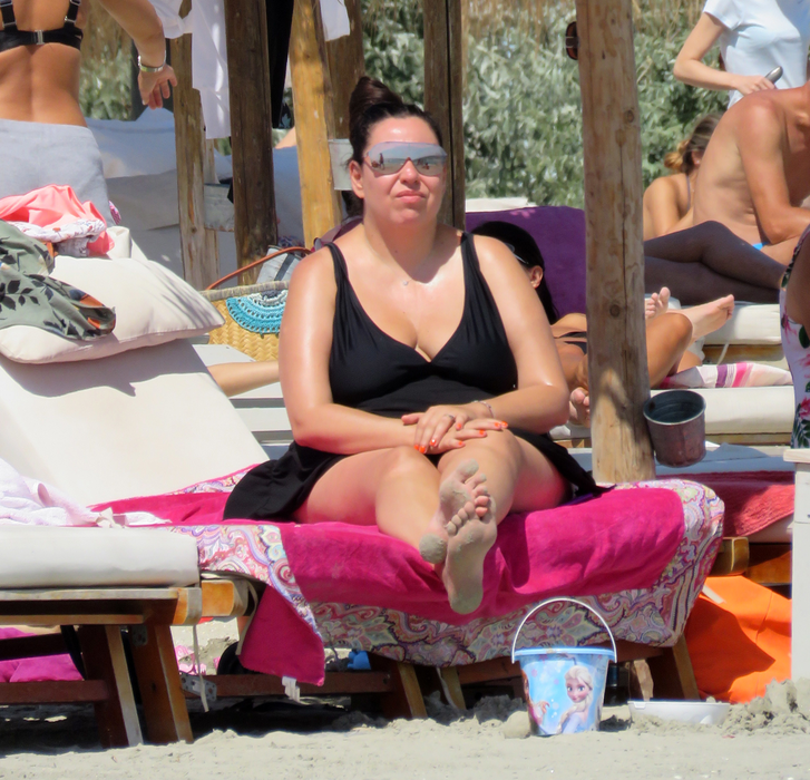 Oana Roman s-a protejat de radiaţiile solare