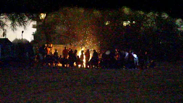 Plaja din Mamaia, in flacari! Zeci de turisti au cantat si au dansat pana dimineata, in jurul unui imens foc de tabara