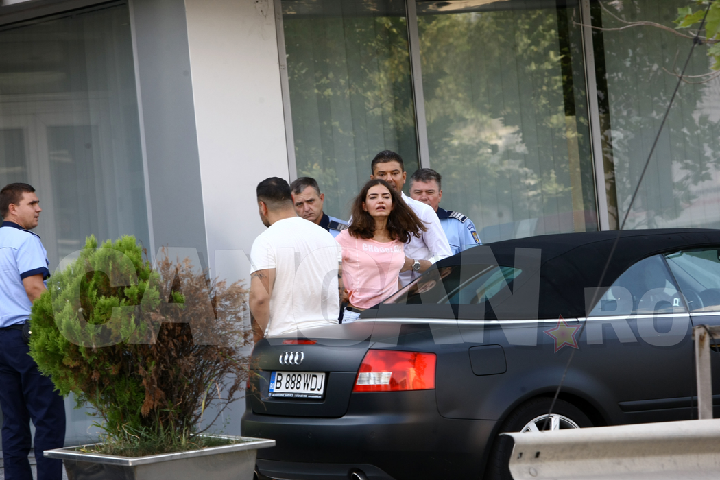 Imagini şocante filmate ieri, ora 16.00 în mijlocul Bucureştilor. Cristi Boureanu, reţinut în trafic după ce şi-a bătut fiica! Fata de 15 ani urla ca din gură de şarpe ca să fie salvată: ”Mă ia acasă, mă rupe-n bătaie!”
 Patru maşini de Poliţie şi o dubă de Jandarmi au intervenit ca s-o scape pe adolescentă, iar CANCAN.ro a filmat în exclusivitate operaţiunea de eliberare!