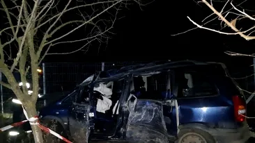 Grav accident în Giurgiu. O femeie a murit, iar un bărbat și 3 copii au fost răniți după ce mașina s-a izbit de un copac