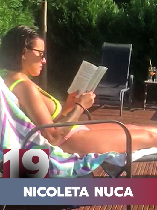 TOP 30 de vedete care nu s-au lăsat până nu le-au “savurat”. Corina Caragea, Adelina Pestriţu sau Daiana Anghel nu s-au putut abţine nici măcar pe plajă