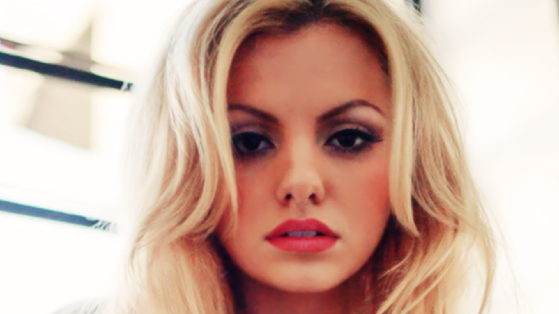 Alexandra Stan, schimbare radicala de look! Artista s-a tuns scurt si s-a vopsit bruneta! Fanii nu au mai recunoscut-o