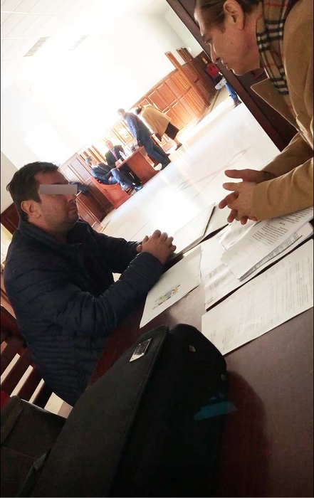 Prinţul Paul îi explică unui alt bărbat că "e o prostie" ce se întâmplă
