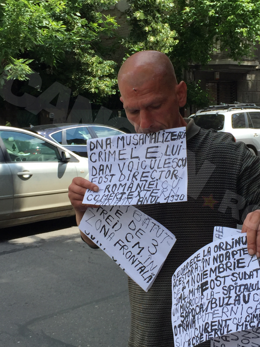 HALUCINANT! Un bărbat şi-a bătut un cui în cap şi a mers să protesteze în faţă la DNA