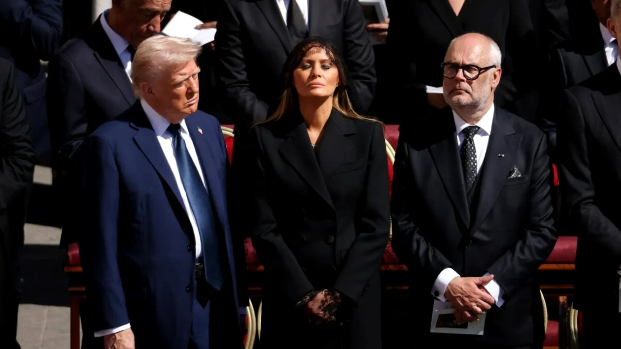 Donald Trump, salvat de la o gafă rușinoasă de Melania Trump. Ce i-a șoptit la ureche el a EXECUTAT imediat!