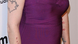 Cata lipsa de bun gust! O faimoasa cantareata si l-a tatuat pe Iisus deasupra decolteului