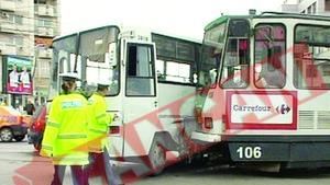 Un autobuz si un tramvai s-au ciocnit in centrul Ploiestiului