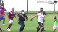 Meci de fotbal cu focuri de armă, în Brazilia. Un jucător, alergat de poliție pe teren. VIDEO