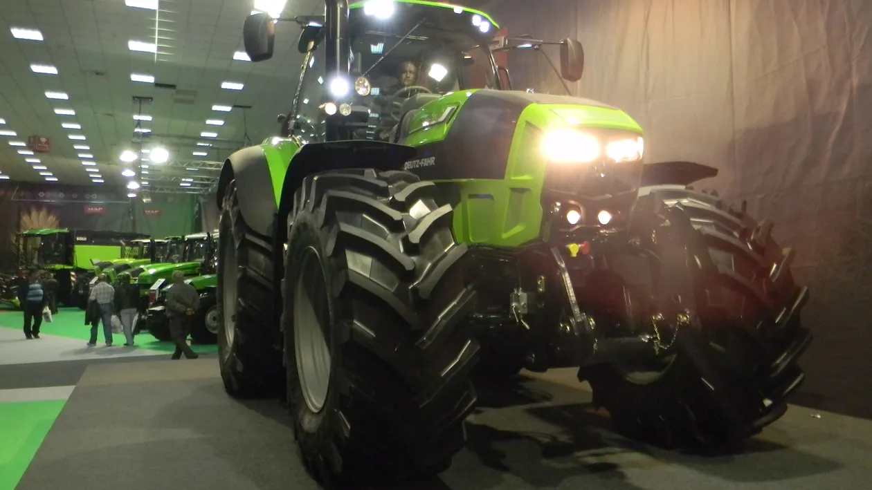 Cel mai tare tractor e in Bucuresti! Costa peste 130.000 de euro si are un interior care rivalizeaza cu o nava spatiala!