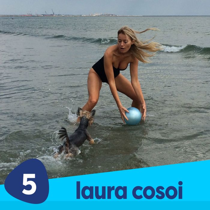 Laura Cosoi, sexy și jucăușă la plajă