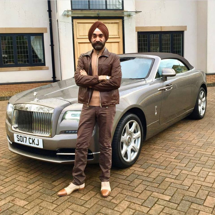 Un bărbat a intrat în bancă și a cerut un împrumut de 5.000 de lire, oferind drept garanție un Rolls Royce de un sfert de milion! Bancherii au rămas șocați când au aflat cine era