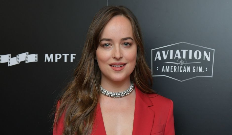 Cel mai nou cuplu de la Hollywood! Solistul trupei Coldplay se iubeşte cu protagonista din „Fifty Shades of Grey”