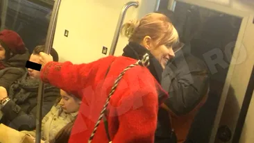 Ceilalţi călători şi-au dat coate când au văzut-o. Ghici ce cunoscută prezentatoare TV am filmat în metrou!