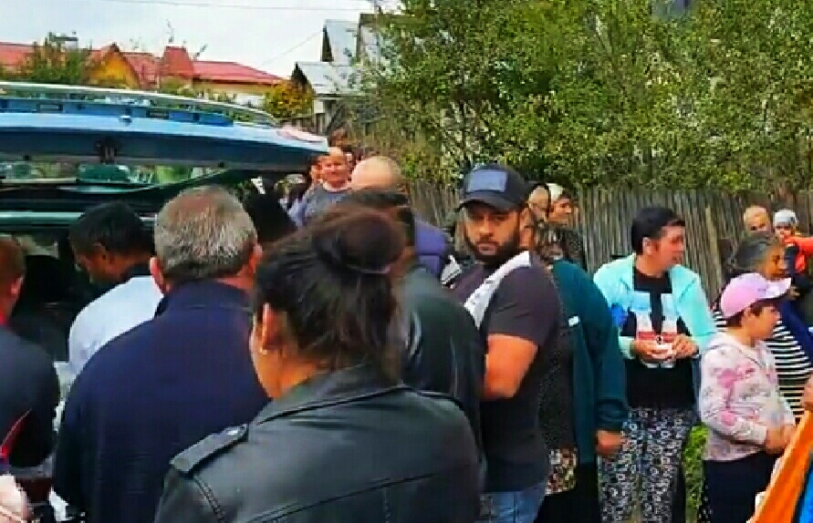 Fetița de 11 ani ucisă în Dâmbovița este condusă pe ultimul drum