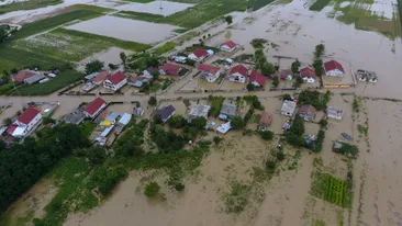 Imaginile dezastrului de la Băbeni, Vâlcea. Aproximativ 150 de oameni au fost evacuați în urma inundațiilor