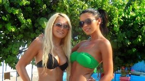 Ingrid ca Ingrid, dar uite ce "buna" e Ramona! Sexy-necunoscuta din Resita, ajunsa faimoasa pe Facebook, are o sora “trasnet”!