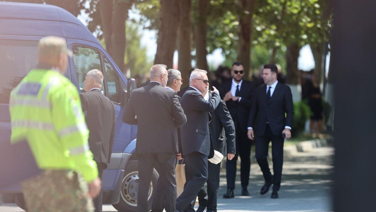S-a dat pachet, dar cu ”frână”. Ce s-a împărțit la înmormântarea lui Ion Iliescu? Doar 20 de oficialități au primit