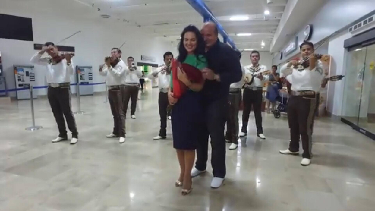 Ce surpriză i-a făcut milionarul pe aeroport: a adus o trupă de cântăreţi şi… Primele imagini cu noua iubită a lui Nick Rădoi
