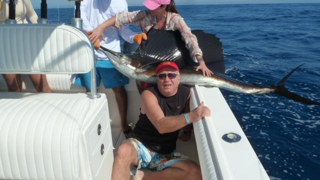 "Milionarul de pe Titanic" l-a pus pe Mos in dificultate! L-a cerut pe Putin in marime naturala si l-a primit tocmai in Costa Rica