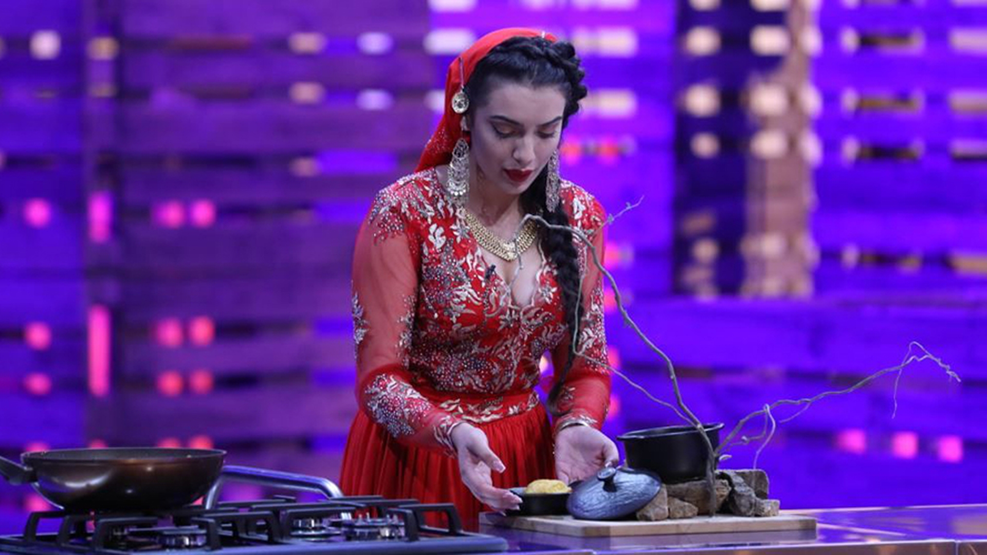 Vă amintiți de Narcisa Stănescu? Tânăra de etnie romă are șanse la marele premiu de la “MasterChef”