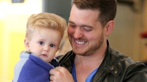Cântăreţul Michael Bublé a devenit din nou tată, la doi ani după ce fiul său a fost diagnosticat cu cancer! Soția lui a născut o fetiță