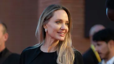 Angelina Jolie își dezvăluie cicatricile rămase după mastectomie. Mesajul emoționant al actriței