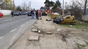 Accident grav în Gorneni, Giurgiu. Două mașini s-au făcut zob, pentru unul dintre șoferi a fost chemat elicopterul SMURD