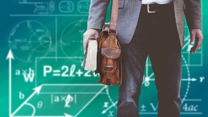 Profesor de design grafic, devenit viral pe TikTok după ce i-a luat la „roast” pe studenții săi. Ce feedback-uri hilare oferă acesta: „Arată ca un păianjen care și-a smuls picioarele”