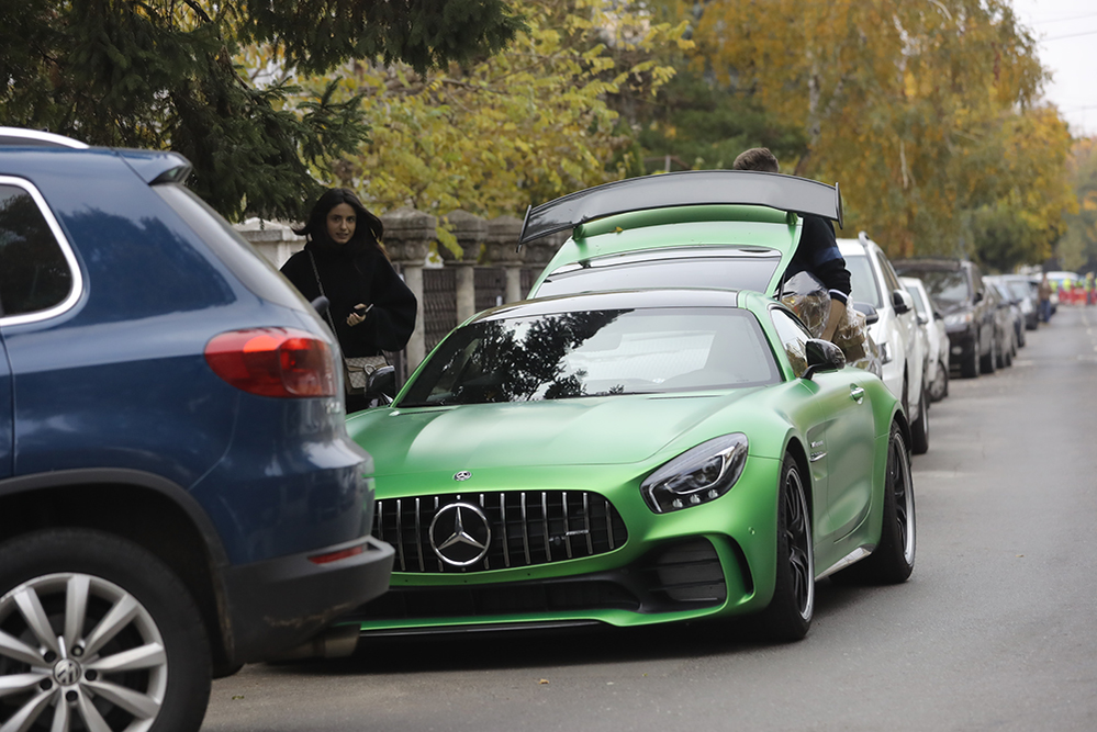 Se urcă în Mercedes-ul AMG GT-R al tânărului