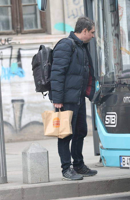 Actorul se pregătește să urce în autobuz (SURSA FOTO: CANCAN.RO)