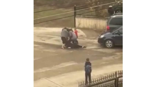 Scandal incredibil pe un loc de parcare. Două mămici s-au luat la bătaie în fața unei școli din Suceava