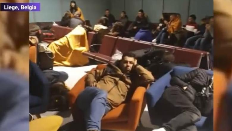 181 de persoane au așteptat avionul preț de 20 de ore, timp în care compania nu le-a dat nicio informație