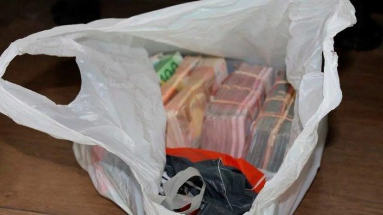 Întâmplare ca-n filme! Un timişorean a găsit o plasă cu 6.000 de euro în centrul oraşului! Ce a făcut cu banii