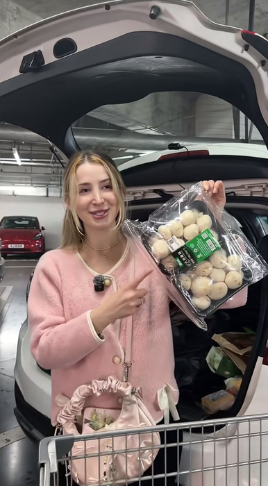 Ce a putut să cumpere o româncă cu 250 de lei într-un supermarket din China. Experimentul a devenit viral