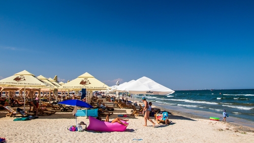 Fără turiști în plin sezon, prețurile scad dramatic. Cât costă un sezlong în stațiunea Mamaia, ”plus o bere sau un suc”