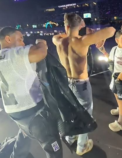 Emil Rengle, show de senzație alături de Flo Rida la UNTOLD! Rapper-ul american l-a dezbrăcat pe dansator pe scenă: „Mi-a dat hainele lui”