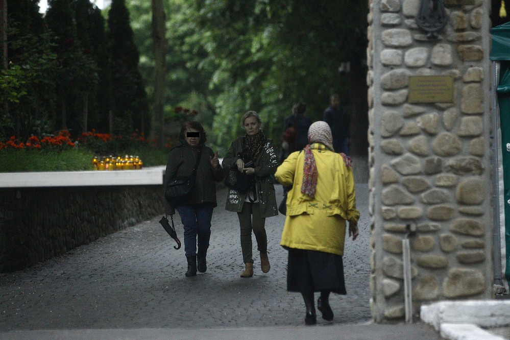 Simona Secrier iese încrezătoare de la mănăstire