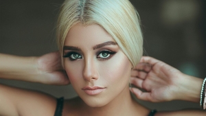 „Halo lips” – trendul anului 2026 în materie de make-up. Adio buze super-lucioase și linii trasate la milimetru!