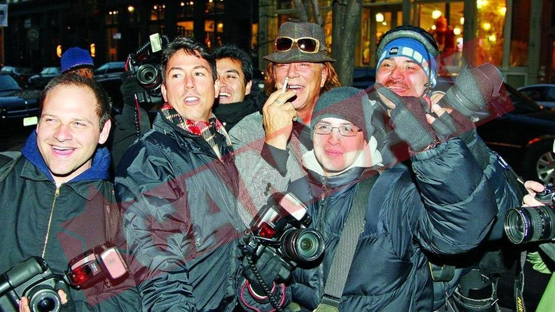 Mickey Rourke face gesturi obscene in public