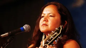 Joanne Shenandoah a murit. Celebra cântăreață de muzică nativă americană avea 63 de ani